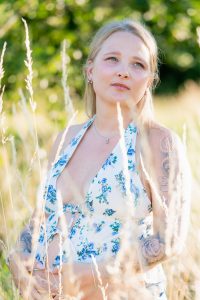 Frau mit blauen Augen