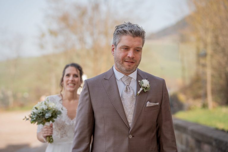 Bräutigam und Braut beim First Look in Ortenberg, sie ist hinter ihm