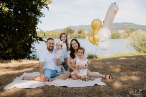 Familie am See feiert ersten Geburtstag