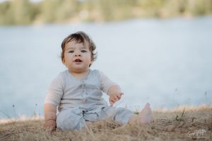 Baby ein Jahr alt am See