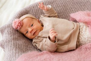 Newborn im Körbchen
