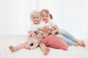 Geschwister mit Newborn