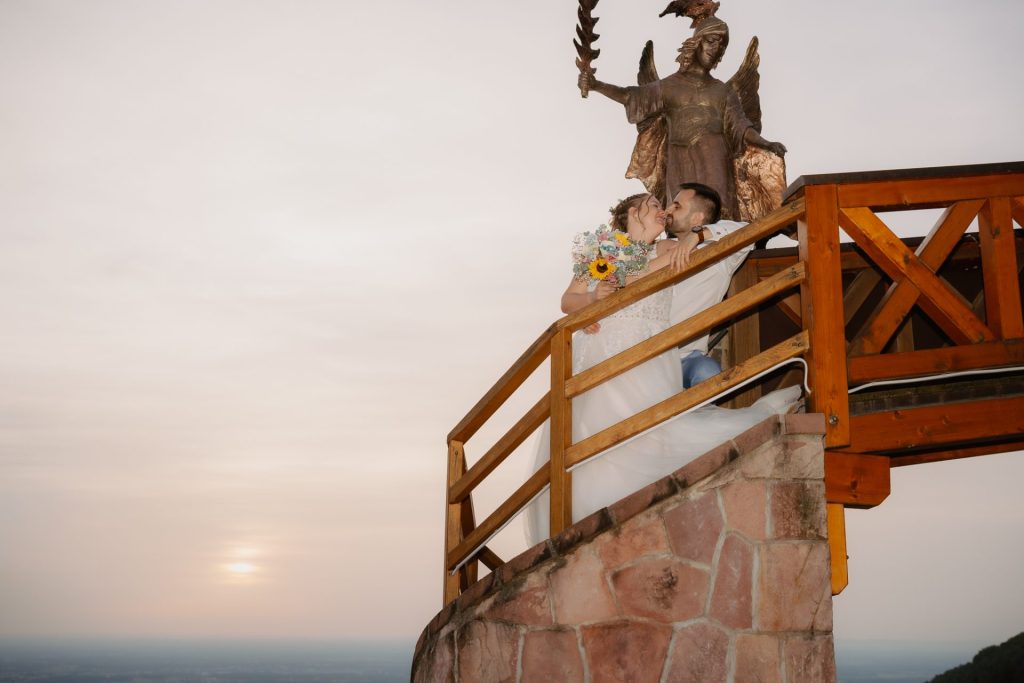 Sasbachwalden Sonnenuntergang Brautpaar küsst sich